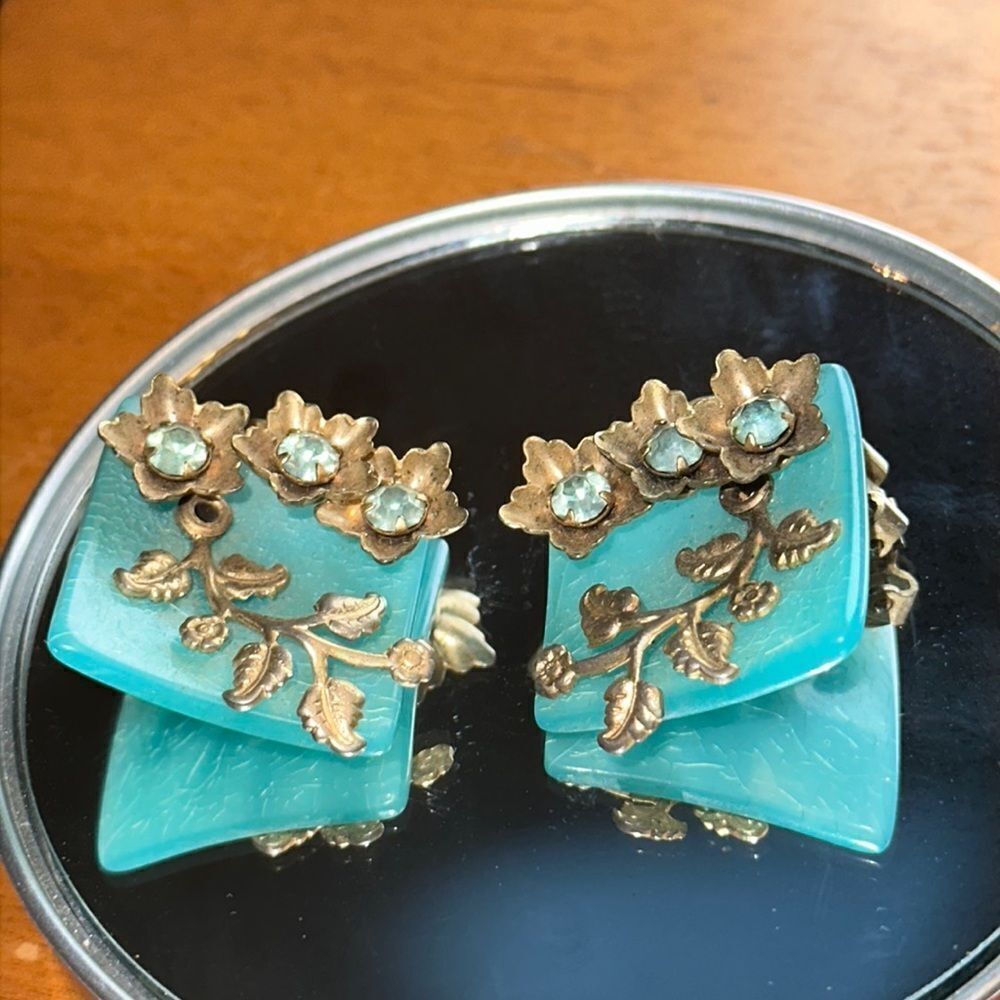 Gorgeous vintage 50s/60s turquoise thermoset clip‎ on earrings/gold floral
